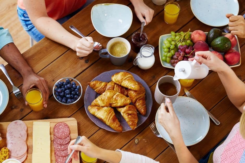 foto van bovenaf van tafel met etenswaren erop